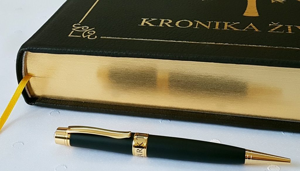 Kronika zivota Luxus Gold v pravej koži detail