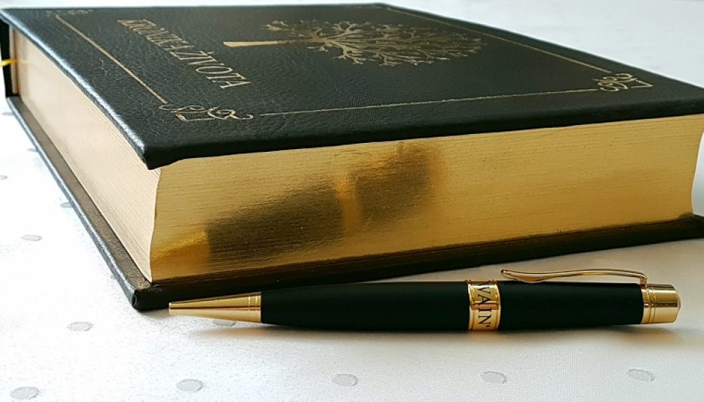 Kronika zivota Luxus Gold v pravej koži detail s perom